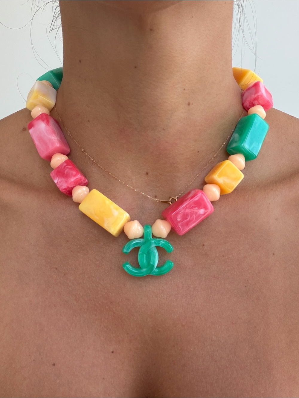 💚CHANEL Colorblock Beaded Necklace with Green CC Pendant🌈 - Picture 9 of 10